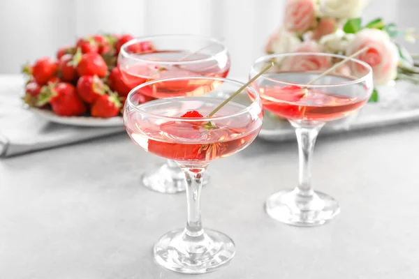 Vasos de vino de fresa en la mesa —  Fotos de Stock