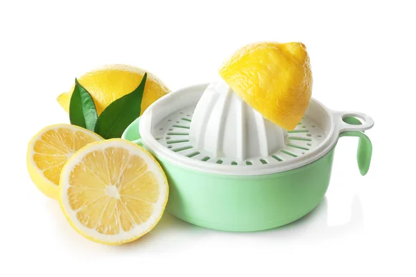 Komposition mit geschnittenen Zitronen und Kunststoffsaftpresse — Stockfoto