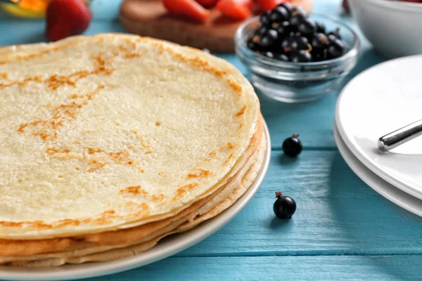 Frittelle sottili con bacche fresche — Foto Stock