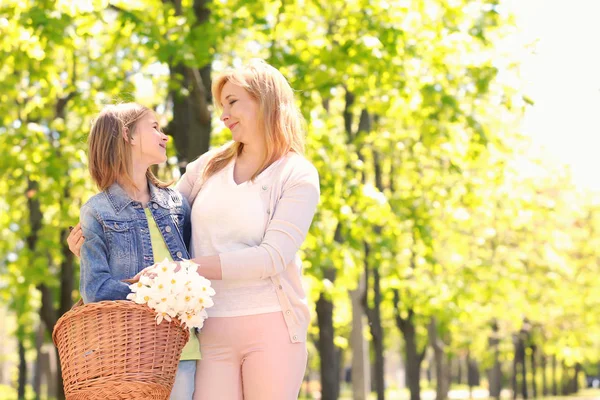 Menina bonito com avó no parque de primavera — Fotografia de Stock