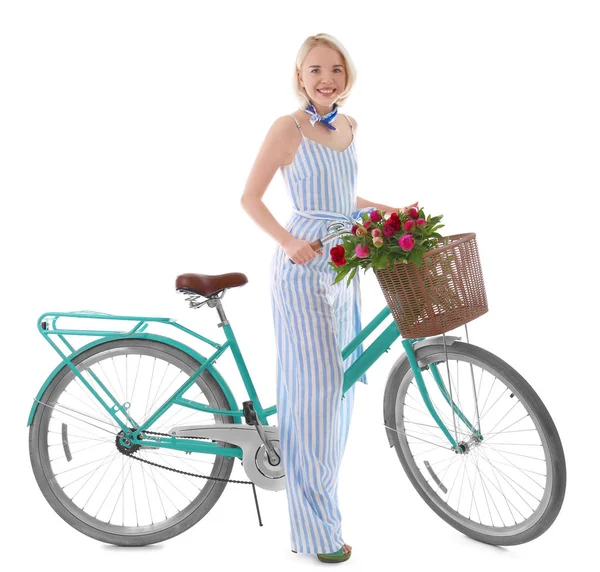 Hermosa mujer joven cerca de bicicleta — Foto de Stock