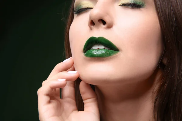 Kvinna med fancy grön makeup — Stockfoto