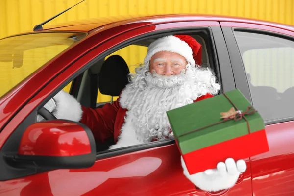 Noel Baba kırmızı araba