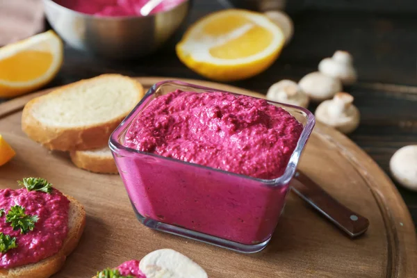 Kare cam kase lezzetli pancar Humus ile 