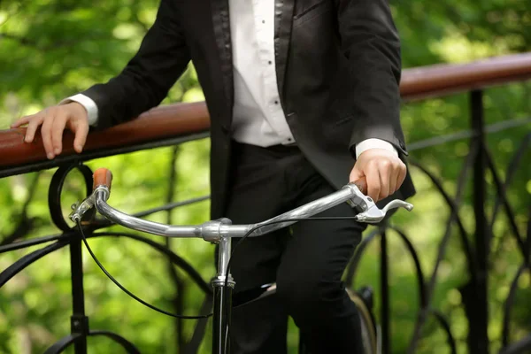 Uomo d'affari con bicicletta all'aperto — Foto Stock