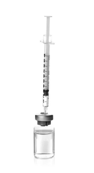 Ампула с вакциной и шприцем на белом фоне — стоковое фото