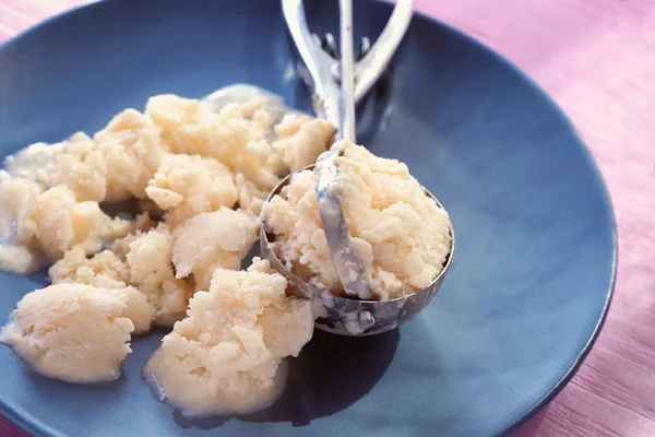 Plaka Kepçe yoğurt dondurma ile
