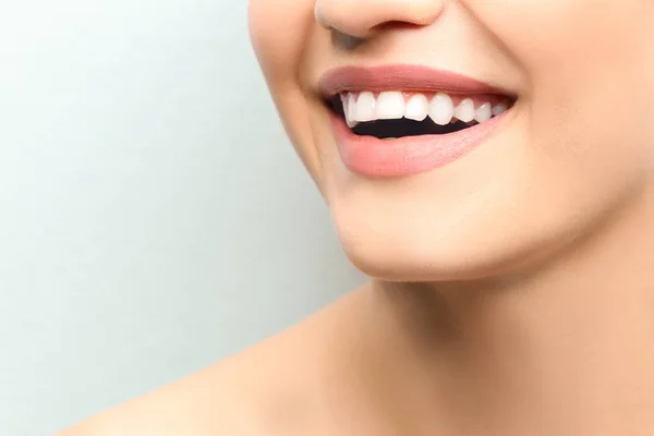 Mulher jovem com dentes saudáveis — Fotografia de Stock
