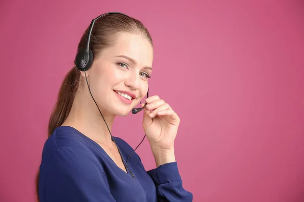 Piękna młoda kobieta z zestawu słuchawkowego — Zdjęcie stockowe