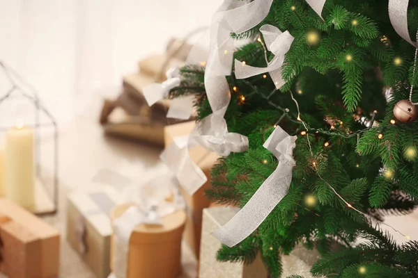 Güzel çam ağacı Noel için dekore edilmiştir. 