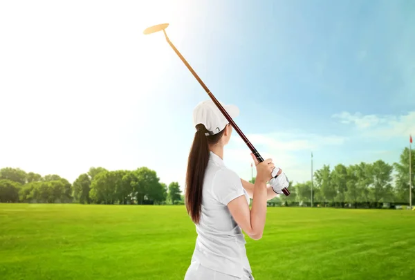 Νεαρή γυναίκα παίζει γκολφ στην πορεία — Φωτογραφία Αρχείου