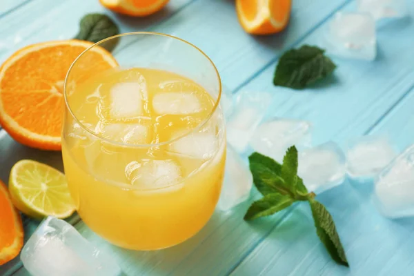 Vaso con delicioso jugo de naranja —  Fotos de Stock