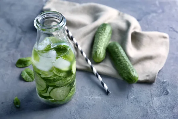 Verfrissende water met munt en komkommer — Stockfoto