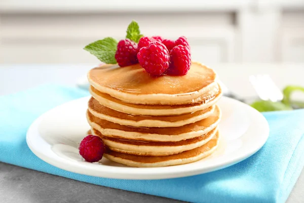 Deliciosos panqueques con frambuesas —  Fotos de Stock