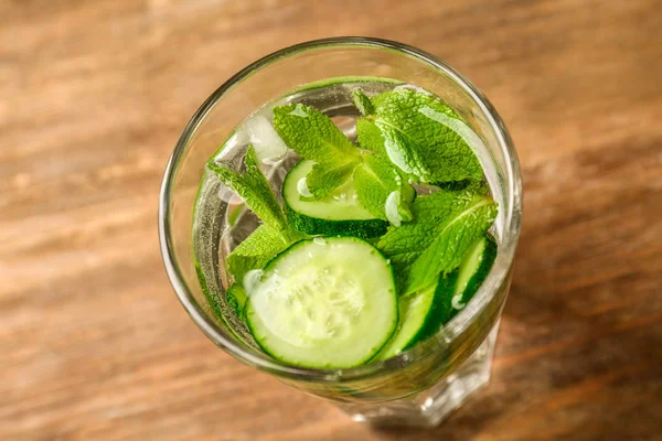 serinletici su nane ve salatalık ile