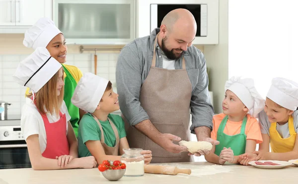 Groupe d'enfants et professeur en cuisine pendant les cours de cuisine — Photo