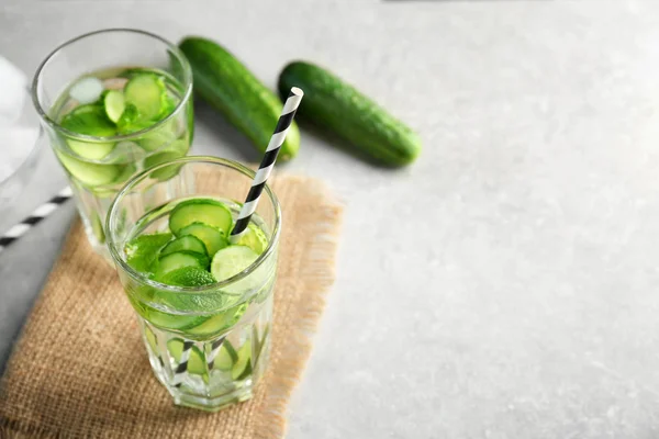 Água refrescante com hortelã e pepino — Fotografia de Stock