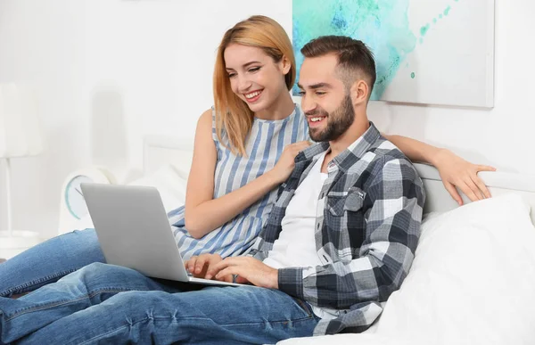 Jeune couple utilisant un ordinateur portable — Photo