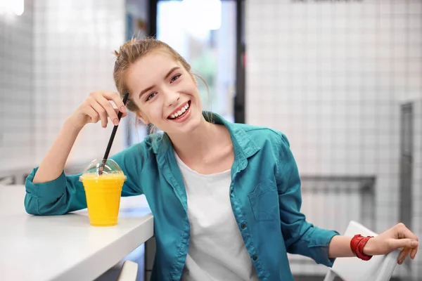 Jeune femme hipster boire du smoothie à l'intérieur — Photo