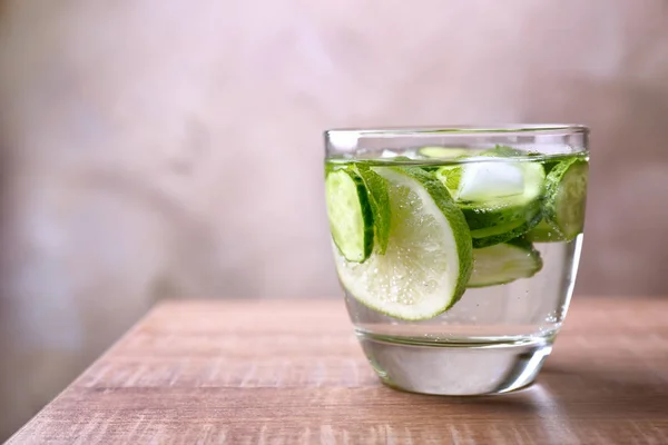 Agua refrescante con menta y pepino — Foto de Stock