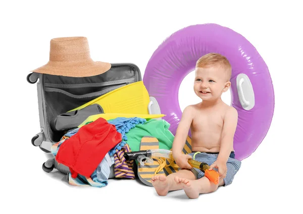 Bebé feliz con accesorios de playa y maleta de viaje sobre fondo blanco. Concepto de vacaciones — Foto de Stock