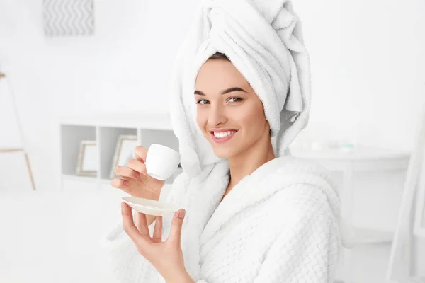 Kobieta po prysznic w szlafrok i filiżankę kawy — Zdjęcie stockowe