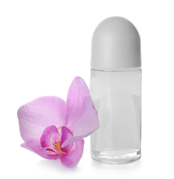 Женский дезодорант и цветок орхидеи на белом фоне — стоковое фото