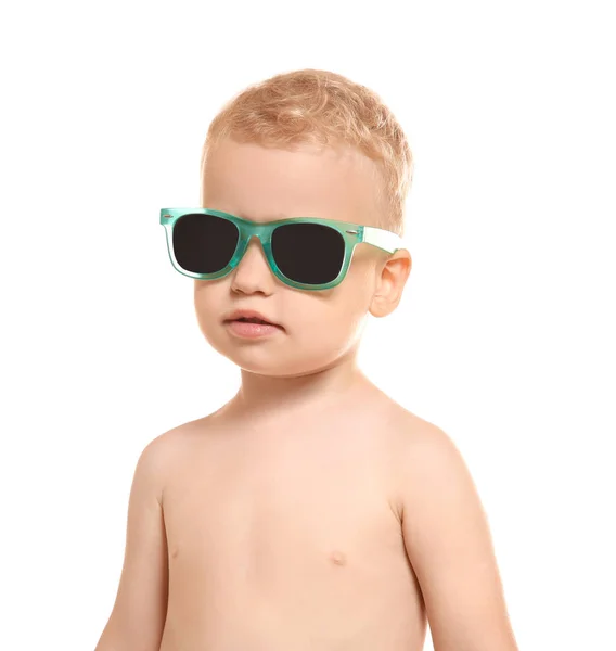 Adorable niño pequeño con gafas de sol aisladas en blanco — Foto de Stock