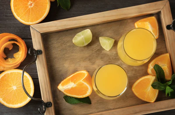 Lahodnou pomerančovou šťávu a ingredience — Stock fotografie