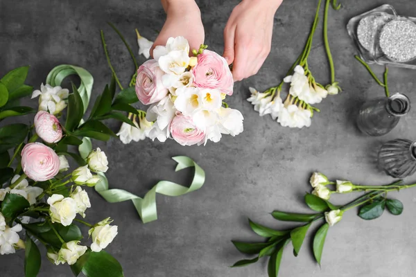 Floristería femenina haciendo hermoso ramo — Foto de Stock