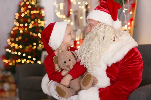 Noel Baba ve Noel için dekore edilmiş oda oyuncak ile sevimli küçük kız