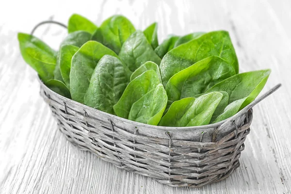 Basket with fresh spinach leaves — Stock Photo, Image