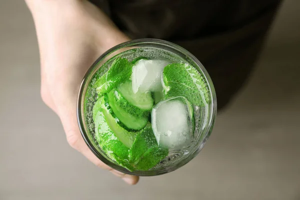 Frau hält Glas mit erfrischendem Wasser — Stockfoto