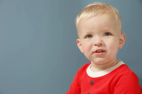 Glada lilla barnet i Santa dräkt — Stockfoto