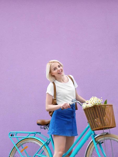 şık bisiklet ile genç kadın