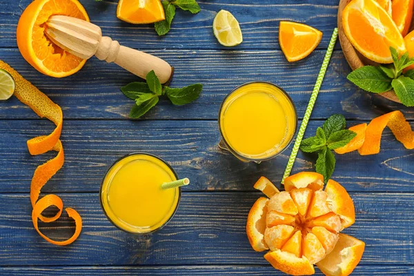 Sklo s lahodnou pomerančovou šťávou — Stock fotografie