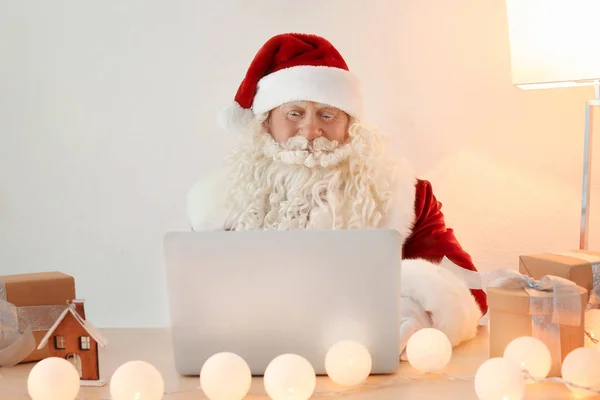 圣诞老人使用的便携式计算机 — 图库照片