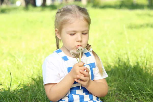 Gadis Kecil Lucu Duduk Rumput Hijau Taman — Stok Foto
