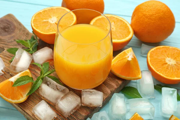 Färsk juice och apelsiner — Stockfoto