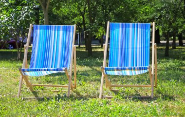 İki şezlong Park