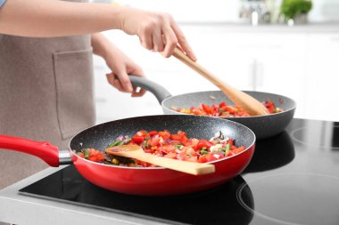 Genç kadın yemek kursları