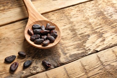 Aromatik kakao çekirdekleri kaşıkla 