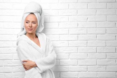 Duş sonra güzel bir genç kadın 