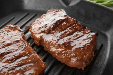 Lezzetli biftek ile ızgara tava