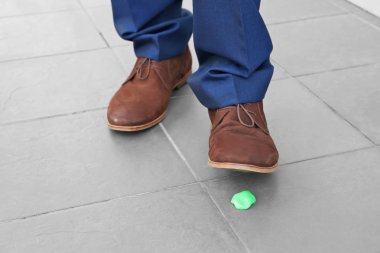 Adam ve sakız kaldırımda. 