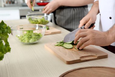 Yemek dersleri veren aşçı