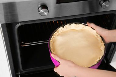 pasta ile pişirme çanağı fırına koyarak kadın. 