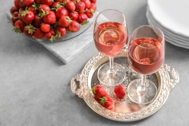 Bardak çilek şarap