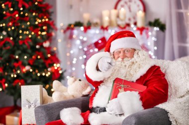 Hediye kutusuyla Noel Baba  