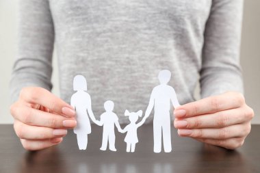 Aile silüeti kağıt tutan kadın